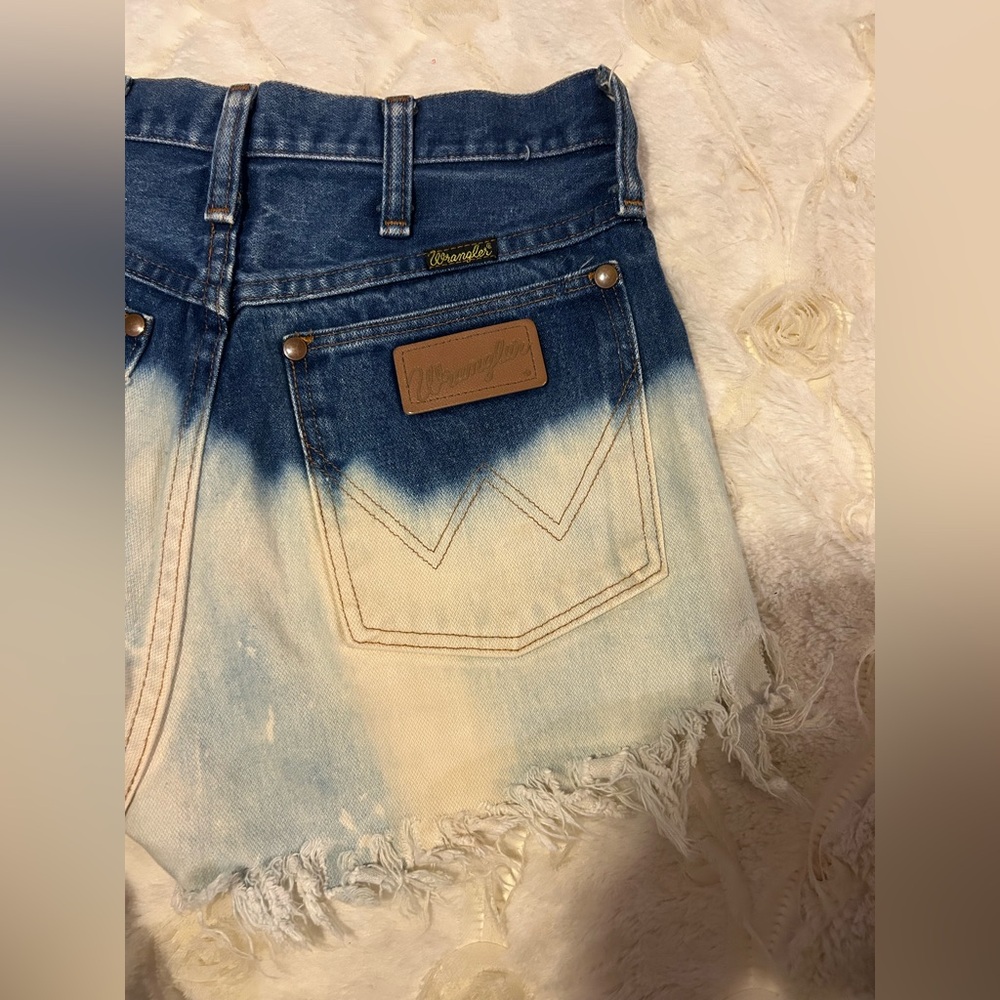 VINTAGE WRANGLER JEANS Sexy High Waist Ombre Blue & Cream Denim Shorts Curvy - Picture 2 of 5